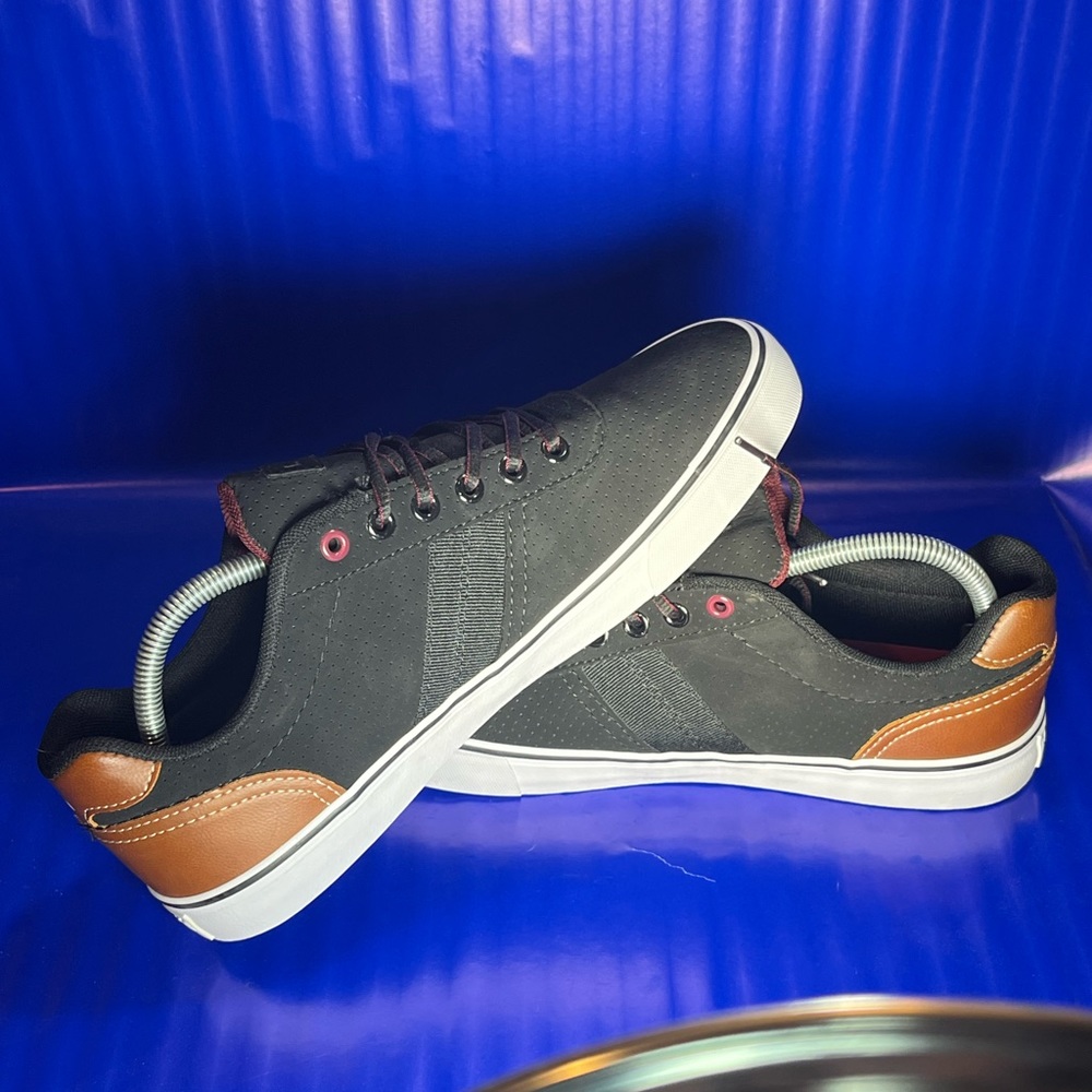 NEW Levi’s Miles Fashion Casual Sneaker Men’s Size 9.5 Fast Shipping 📦 💨 - Picture 2 of 6